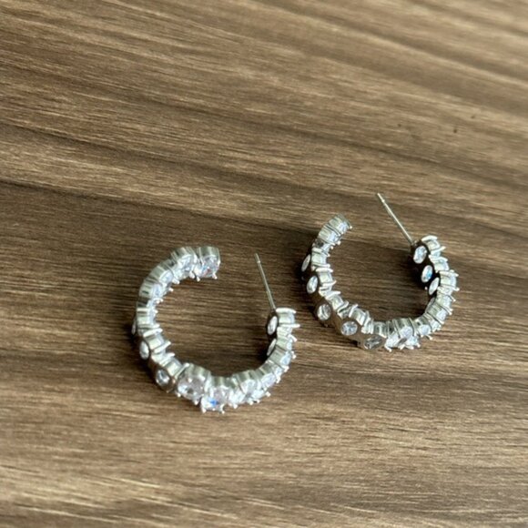 Silver Hoop Earrings Q549 - Picture 7 of 9